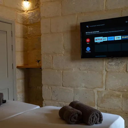 42, - Newly Renovated Traditional Maltese Townhouse With Private Pool بيت للعطل Żejtun