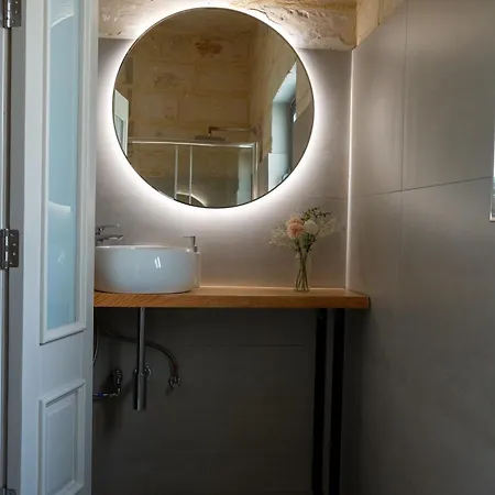42, - Newly Renovated Traditional Maltese Townhouse With Private Pool 度假居 Żejtun